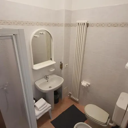 מלון דירות Josefine Front - Adults Only ברנצונה סול גארדה